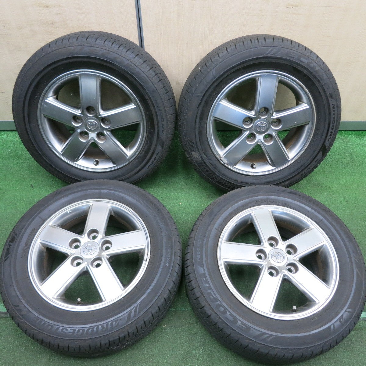 *送料無料* バリ溝！9.5分★トヨタ 60系 ヴォクシー ノア 純正 195/65R15 ブリヂストン エコピア NH100RV 15インチ PCD114.3/5H★4052207HAノ