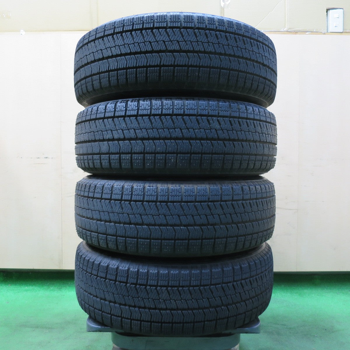 [送料無料] 超バリ溝！23年！ほぼ10分★シエンタ 等 185/60R15 スタッドレス ブリヂストン ブリザック VRX2 LEBEN レーベン 15インチ PCD100/5H★4102202イス