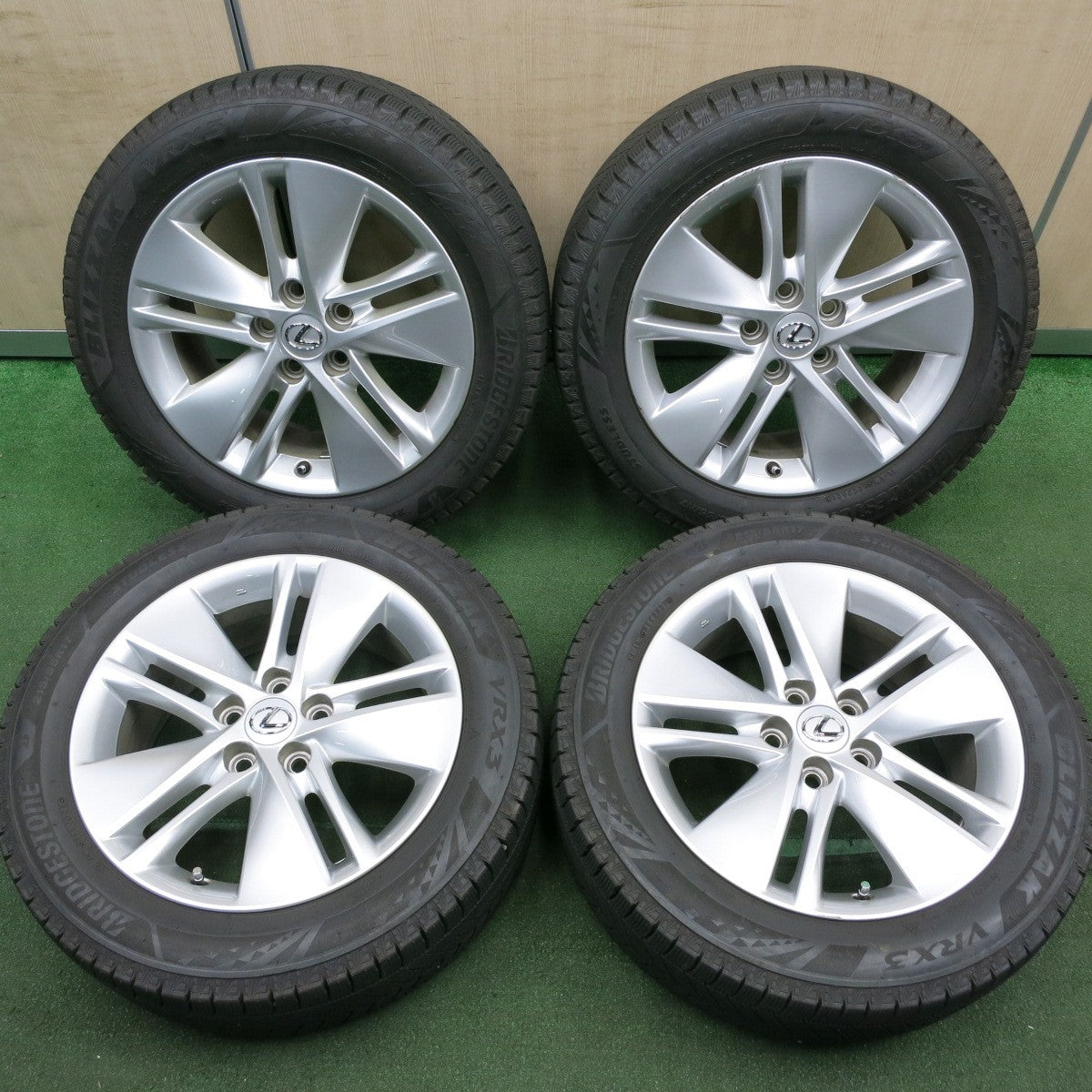 *送料無料* バリ溝！21年！綺麗！9.5分★レクサス HS250h 純正 215/55R17 スタッドレス ブリヂストン ブリザック VRX3 17インチ PCD114.3/5H★4050501HAス