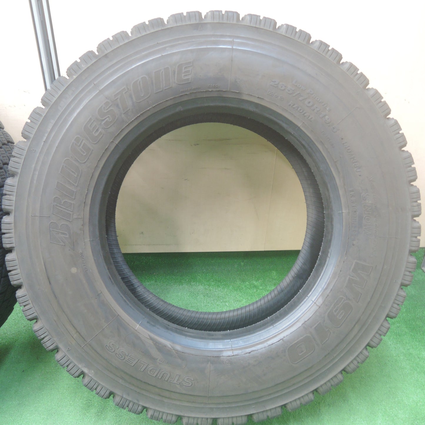 *送料無料* バリ溝！21年！8.5分★トラック タイヤ 265/70R19.5 140/138J スタッドレス ブリヂストン W910 19.5インチ★4042407KMスタ