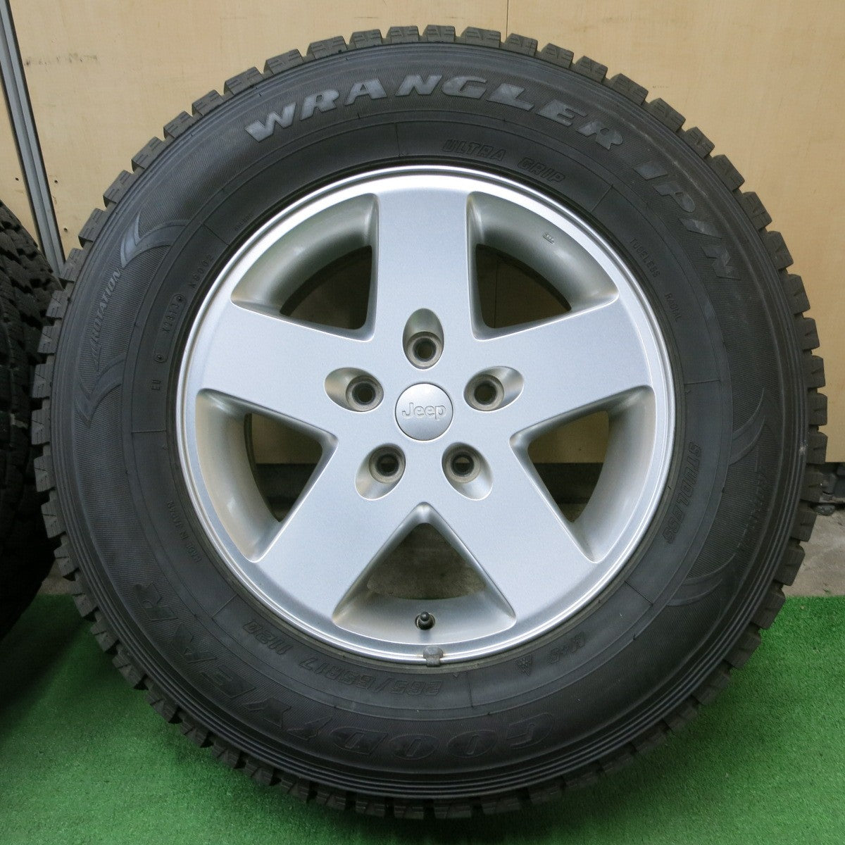 *送料無料* バリ溝！キレイ！9分★JEEP ジープ JK ラングラー 純正 265/65R17 スタッドレス グッドイヤー WRANGLER  IP/N PCD127/5H★4062601ナス