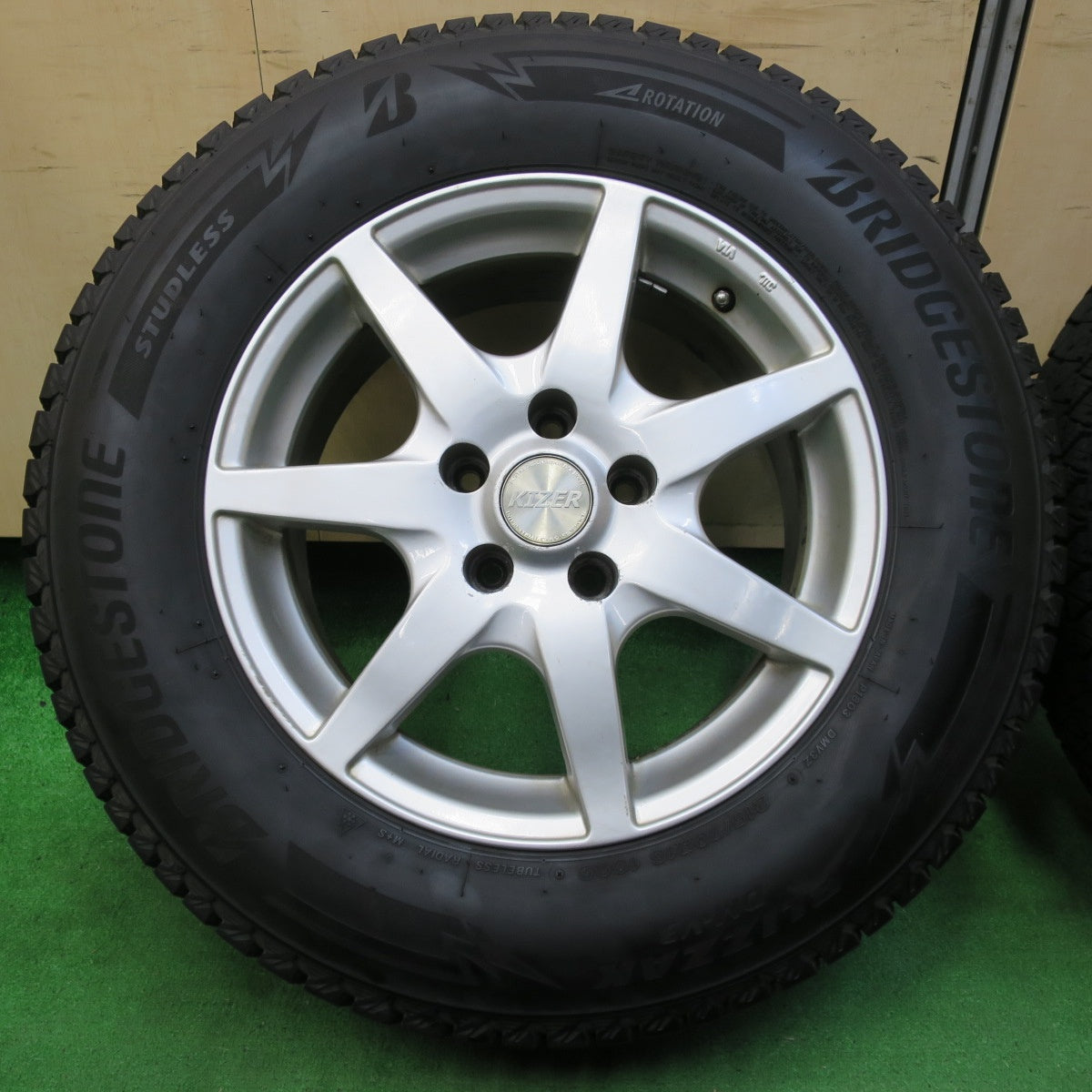 *送料無料* バリ溝！21年！9分★スタッドレス 215/70R16 ブリヂストン ブリザック DM-V3 KIZER 16インチ PCD114.3/5H★4070202イス