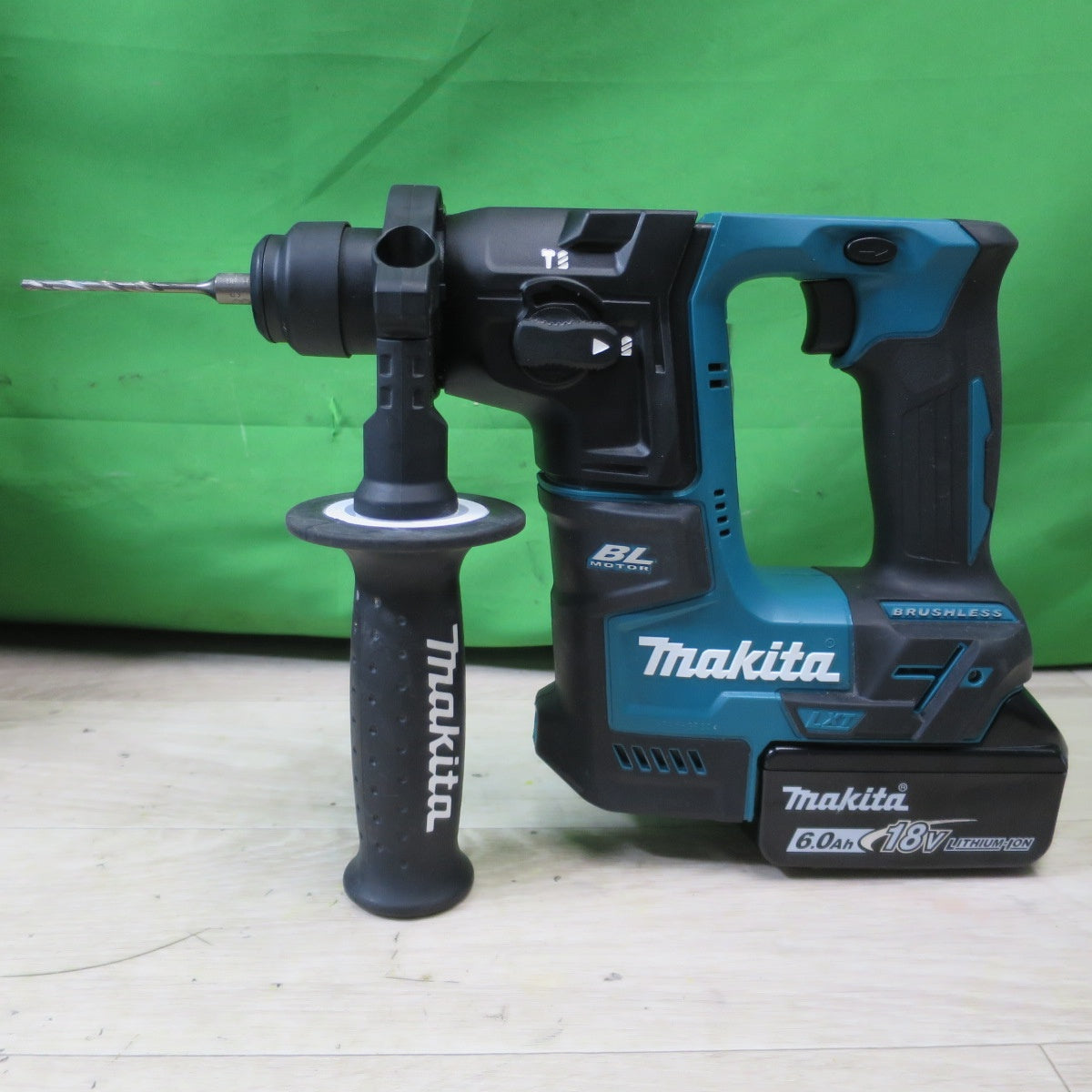 [送料無料] キレイ!付属品付き☆マキタ 充電式 17mm ハンマ ドリル HR171D 18V バッテリー 充電器 ケース付き ハンマードリル 電動 工具☆