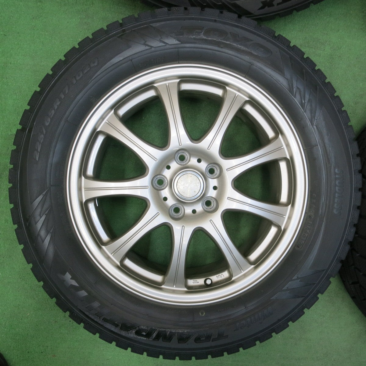 [送料無料] バリ溝！キレイ！9.5分★スタッドレス 225/65R17 トーヨー ウインター トランパス TX LAYCEA レイシア 17インチ PCD114.3/5H★4111904SYス