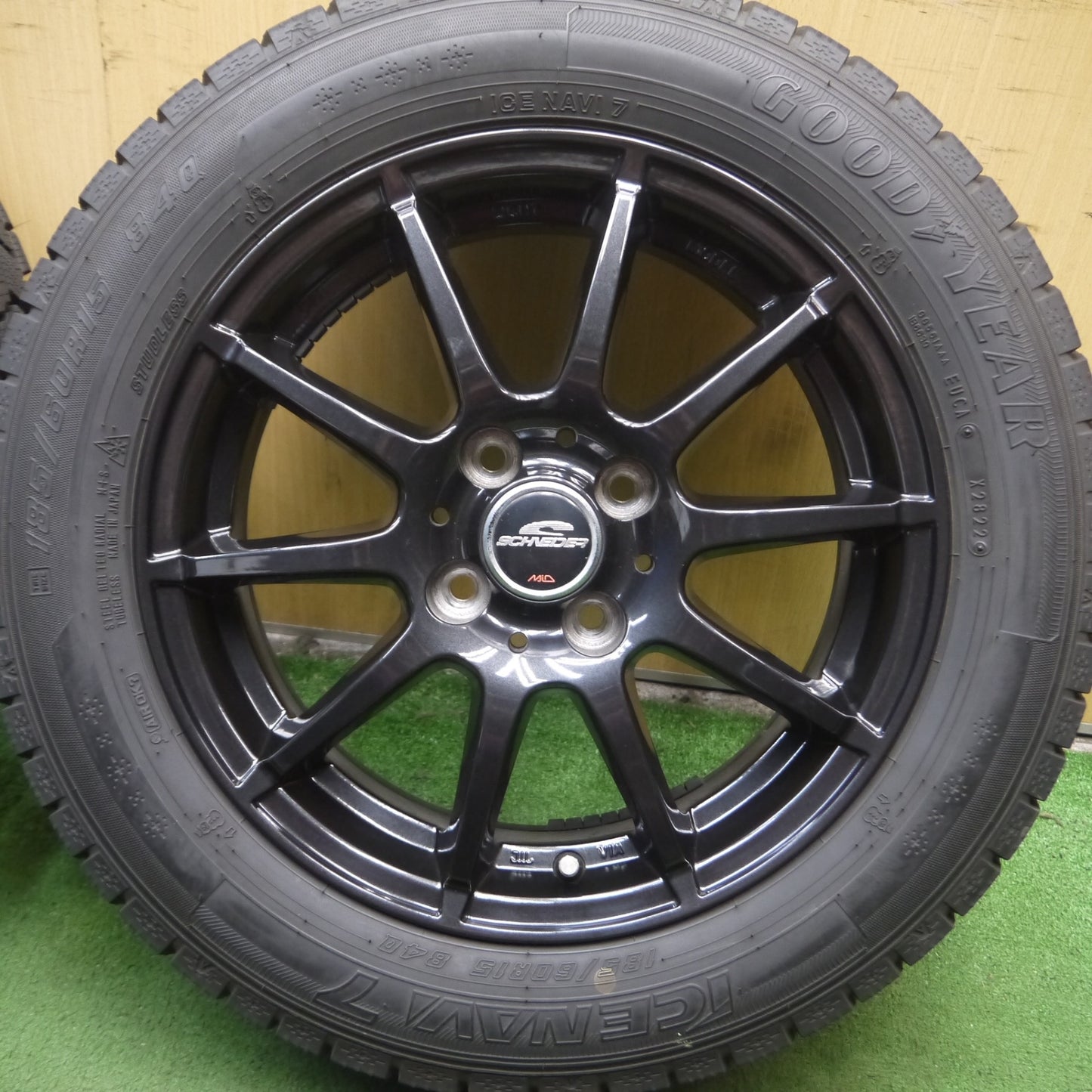 *送料無料* バリ溝！22年！キレイ！9.5分以上★スタッドレス 185/60R15 グッドイヤー アイスナビ7 SCHNEIDER MiD シュナイダー マルカ PCD100/4H★4070905Hス