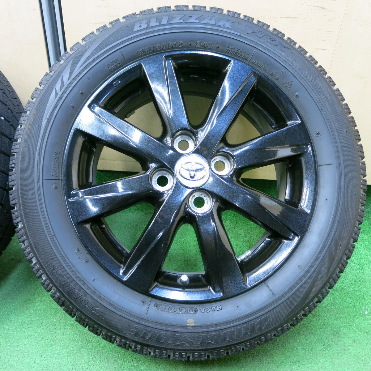 *送料無料* キレイ★トヨタ アクア 純正 OP 185/60R15 スタッドレス ブリヂストン ブリザック VRX 15インチ PCD100/4H★4051103イス