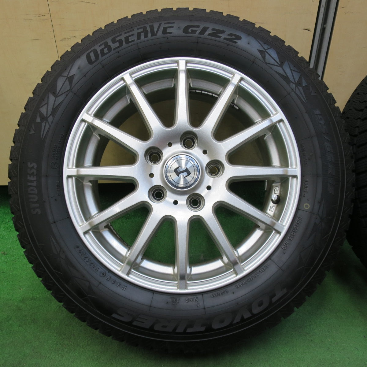 [送料無料] バリ溝！22年！キレイ！9分★スタッドレス 195/65R15 トーヨー オブザーブ GIZ2 weds ウェッズ 15インチ PCD114.3/5H★4121204イス