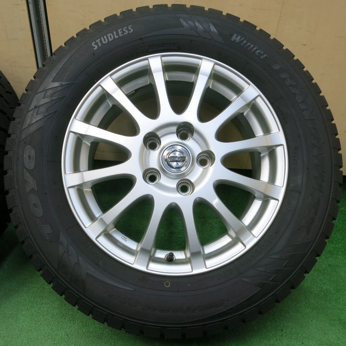 *送料無料* バリ溝！キレイ！ほぼ10分★日産 エルグランド 純正 215/65R16 スタッドレス トーヨー ウインター トランパス TX PCD114.3/5H★4031607イス