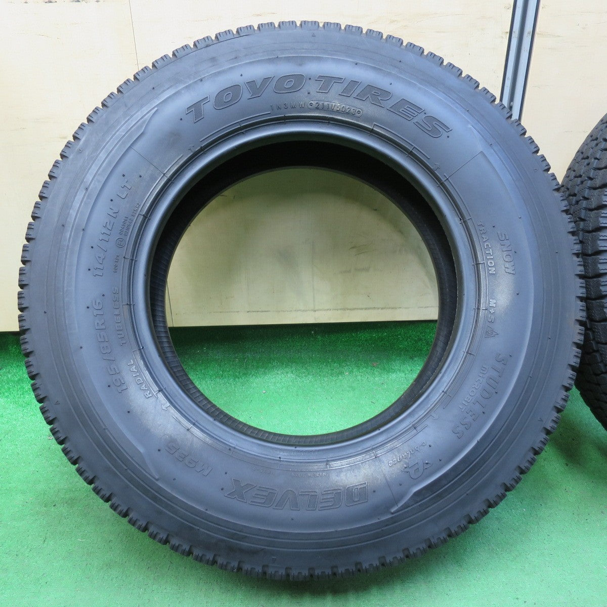 *送料無料* バリ溝！23年！8.5分★トラック タイヤ 195/85R16 114/112N スタッドレス トーヨー デルベックス M935 16インチ★4090307イスタ