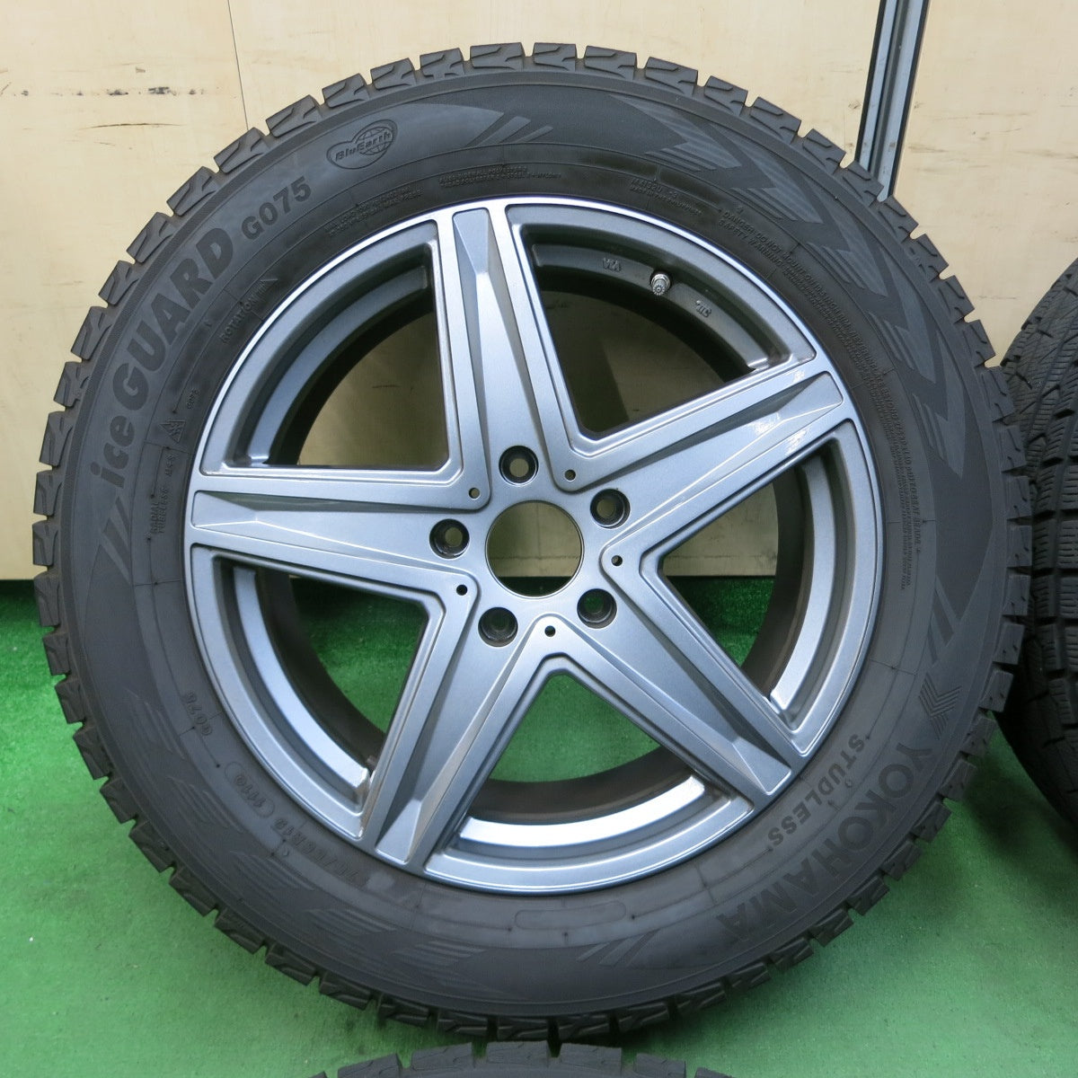 [送料無料] バリ溝！22年！キレイ！9.5分以上★ベンツ 等 AGA 275/55R19 スタッドレス ヨコハマ アイスガード G075 19インチ PCD130/5H★4100401ナス