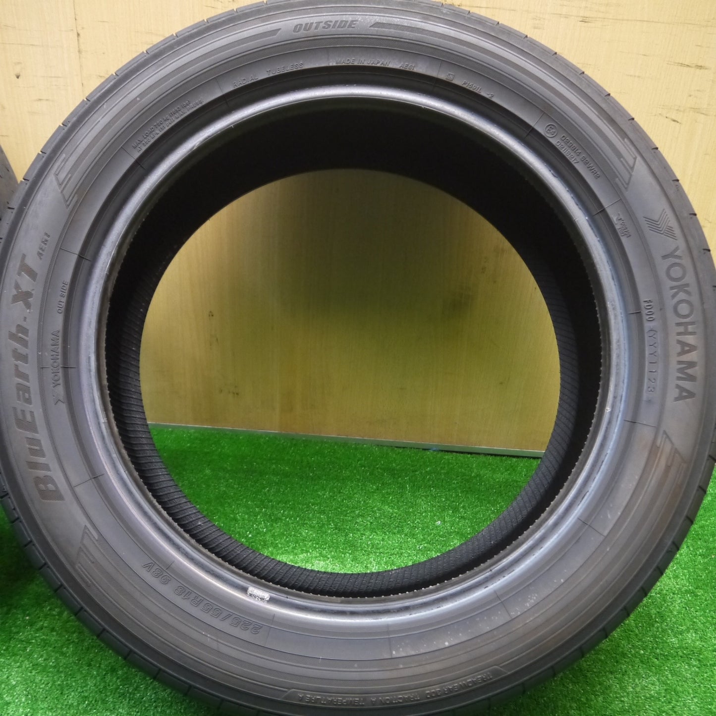 *送料無料* バリ溝！23年！9.5分★225/55R18 ヨコハマ BluEarth-XT AE61 タイヤ 18インチ C-HR カローラクロス フォレスター XV 等★4080904Hノタ