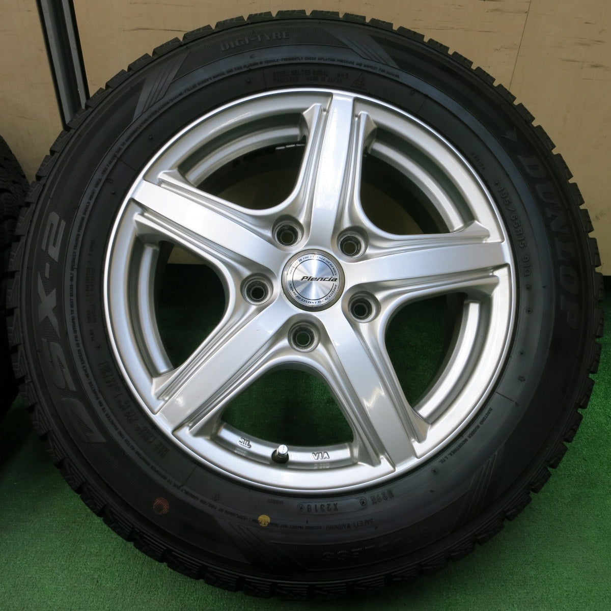 *送料無料* バリ溝！キレイ！9.5分以上★スタッドレス 195/65R15 ダンロップ DSX-2 Plencia プレンシア 15インチ PCD114.3/5H★4041906イス