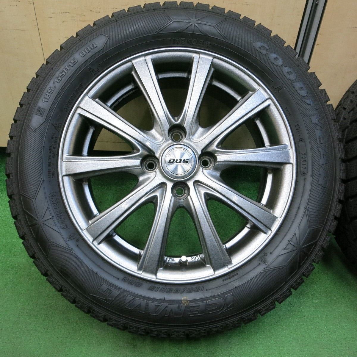 *送料無料* バリ溝！キレイ！9.5分以上★スタッドレス 185/65R15 グッドイヤー アイスナビ6 D.O.S. DOS 15インチ PCD100/4H★4052104イス