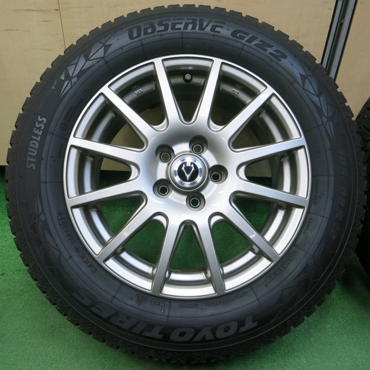 *送料無料* バリ溝！21年！綺麗！9分★プリウス 等 195/65R15 スタッドレス トーヨー オブザーブ GIZ2 VATRRA バトラ 15インチ PCD100/5H★4042611イス