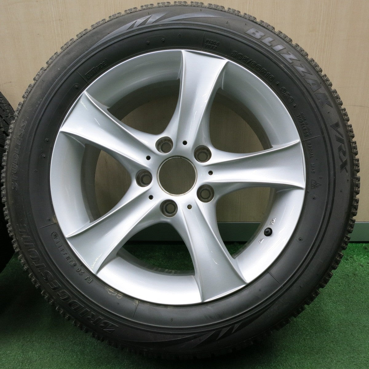 *送料無料* バリ溝！キレイ！8.5分★BMW 等 AGA TAS 205/60R16 スタッドレス ブリヂストン ブリザック VRX 16インチ PCD120/5H★4051407NJス