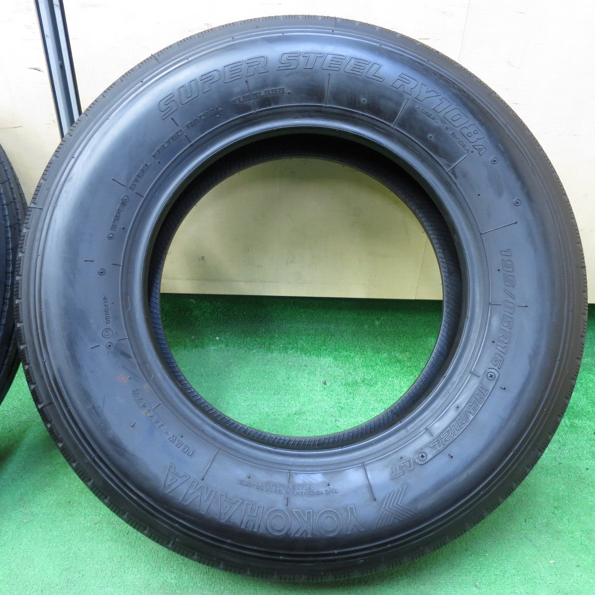 *送料無料* 新車外し！22年★トラック タイヤ 195/85R16 114/112L ヨコハマ SUPER STEEL RY108A  16インチ★4061108イノタ