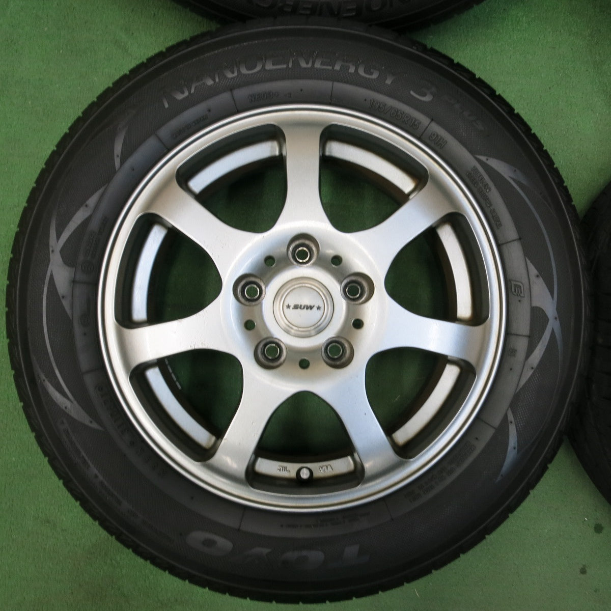 [送料無料] バリ溝！21年！8.5分★195/65R15 トーヨー ナノエナジー3 プラス SUW DW552 15インチ PCD114.3/5H★4100206SYノ