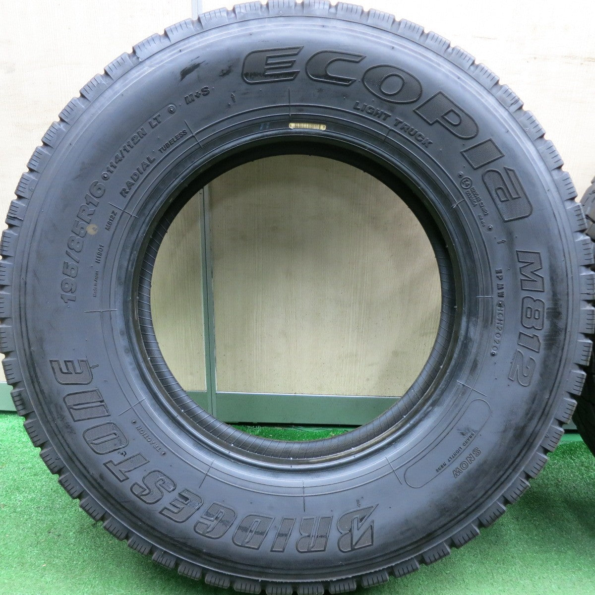 *送料無料* バリ溝！20年！8.5分★トラック タイヤ 195/85R16 114/112N ブリヂストン エコピア M812 ミックス オールシーズン 16インチ★4071413HAノタ