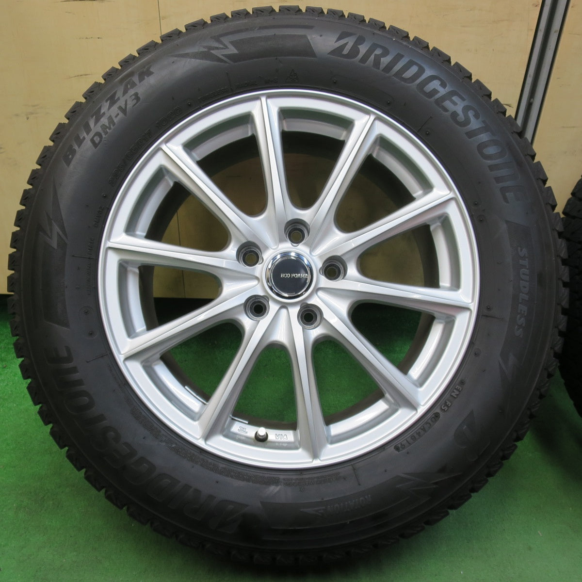 [送料無料] バリ溝！キレイ！9分★スタッドレス 225/65R17 ブリヂストン ブリザック DM-V3 ECO FORME エコフォルム 17インチ PCD114.3/5H★5011708イス