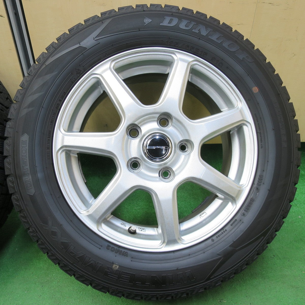 [送料無料] バリ溝！21年！キレイ！9分★スタッドレス 195/65R15 ダンロップ ウインターマックス WM02 PRD 15インチ PCD114.3/5H★4100702イス