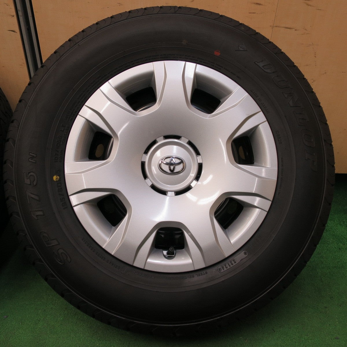 *送料無料* 新車外し！24年★トヨタ 200系 ハイエース 純正 スチール 195/80R15 107/105S ダンロップ SP175N 15インチ PCD139.7/6H★4072002イノ