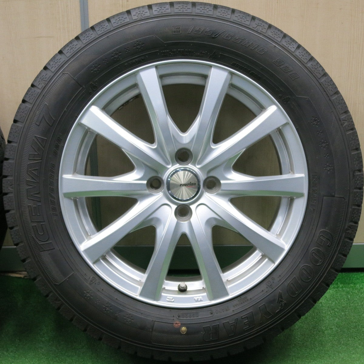 [送料無料] バリ溝！20年！キレイ！9.5分★スタッドレス 195/65R16 グッドイヤー アイスナビ7 ravrion RS01 ラブリオン 16インチ PCD100/4H★4113005NJス