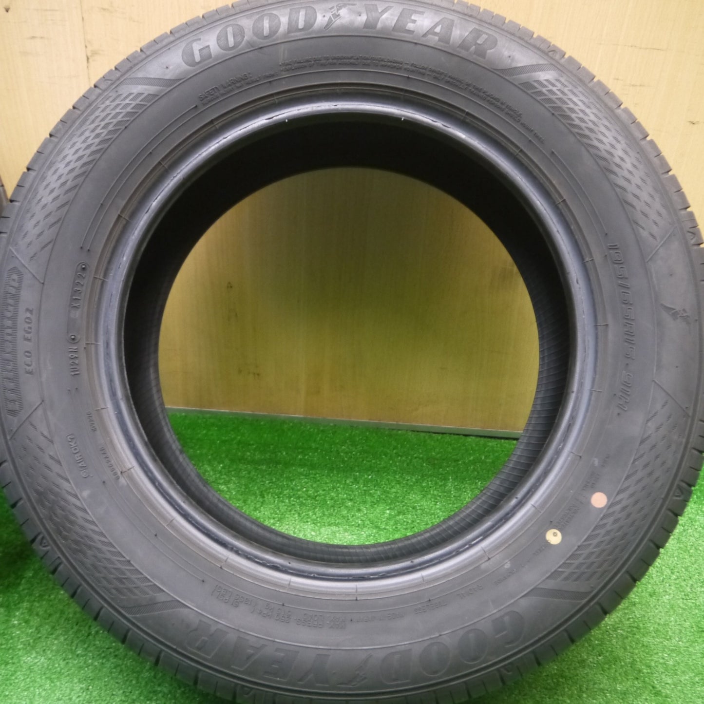 *送料無料* バリ溝！22年！9.5分★195/65R15 グッドイヤー EfficientGrip ECO EG02 タイヤ 15インチ プリウス ノア ヴォクシー 等★4091303Hノタ