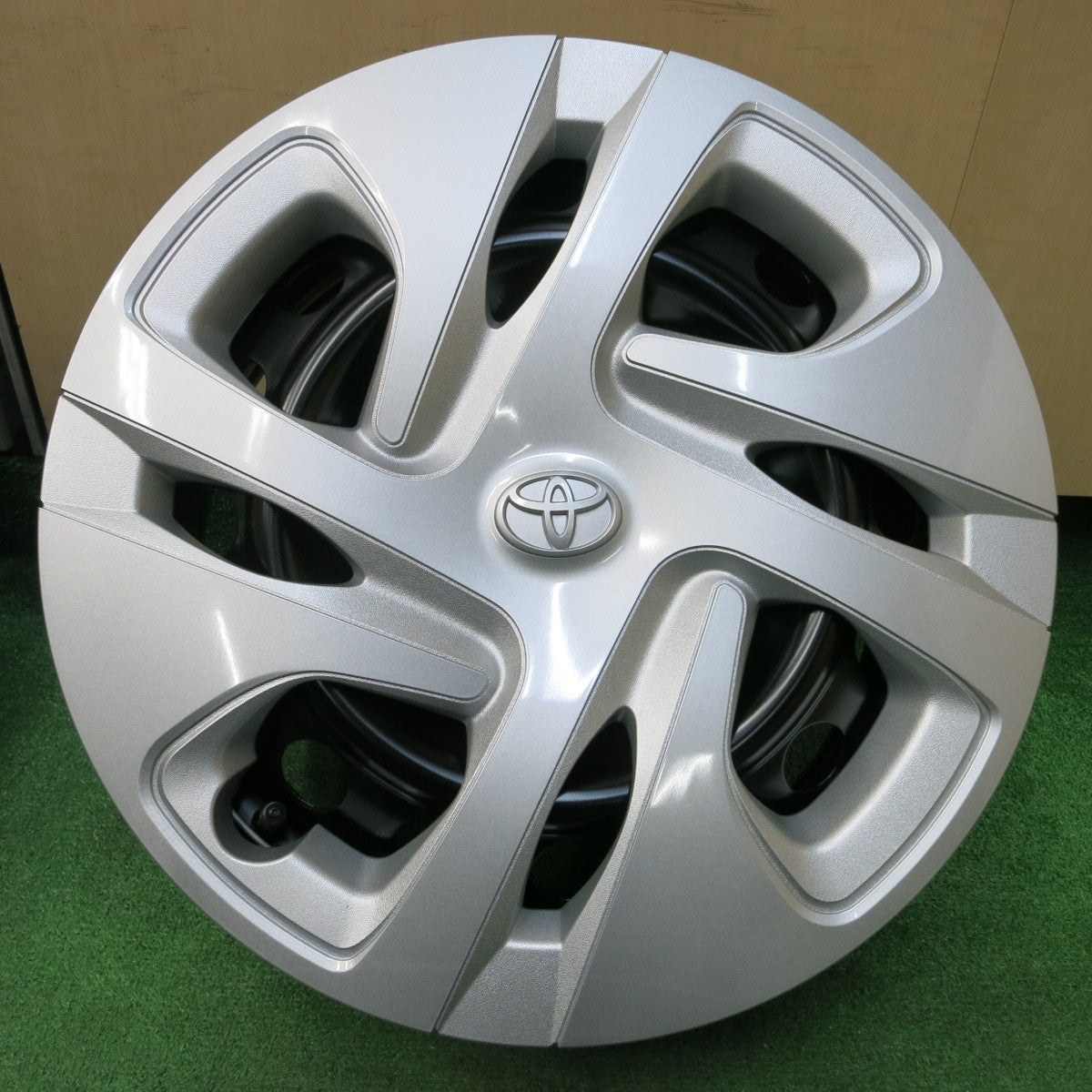 *送料無料* 新車外し★トヨタ アクア 純正 スチール ホイール 15インチ J15×6J PCD100/4H★4042415イホ