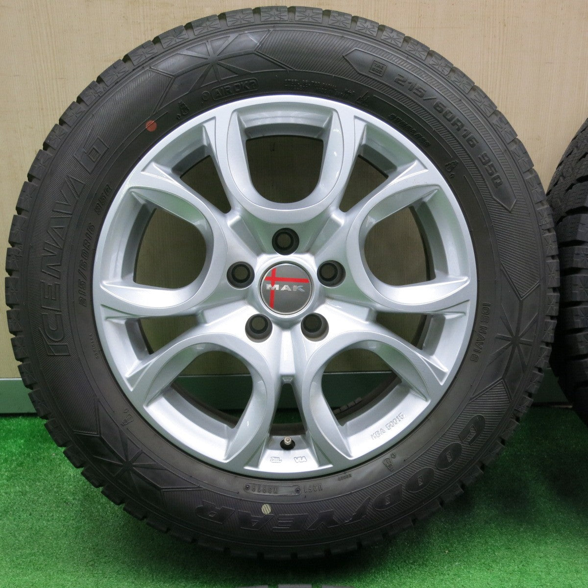 [送料無料] 超バリ溝！キレイ！ほぼ10分★フィアット 500X 等 MAK TORINO 215/60R16 スタッドレス グッドイヤー アイスナビ6 トリノ 16インチ PCD110/5H★4102803NJス