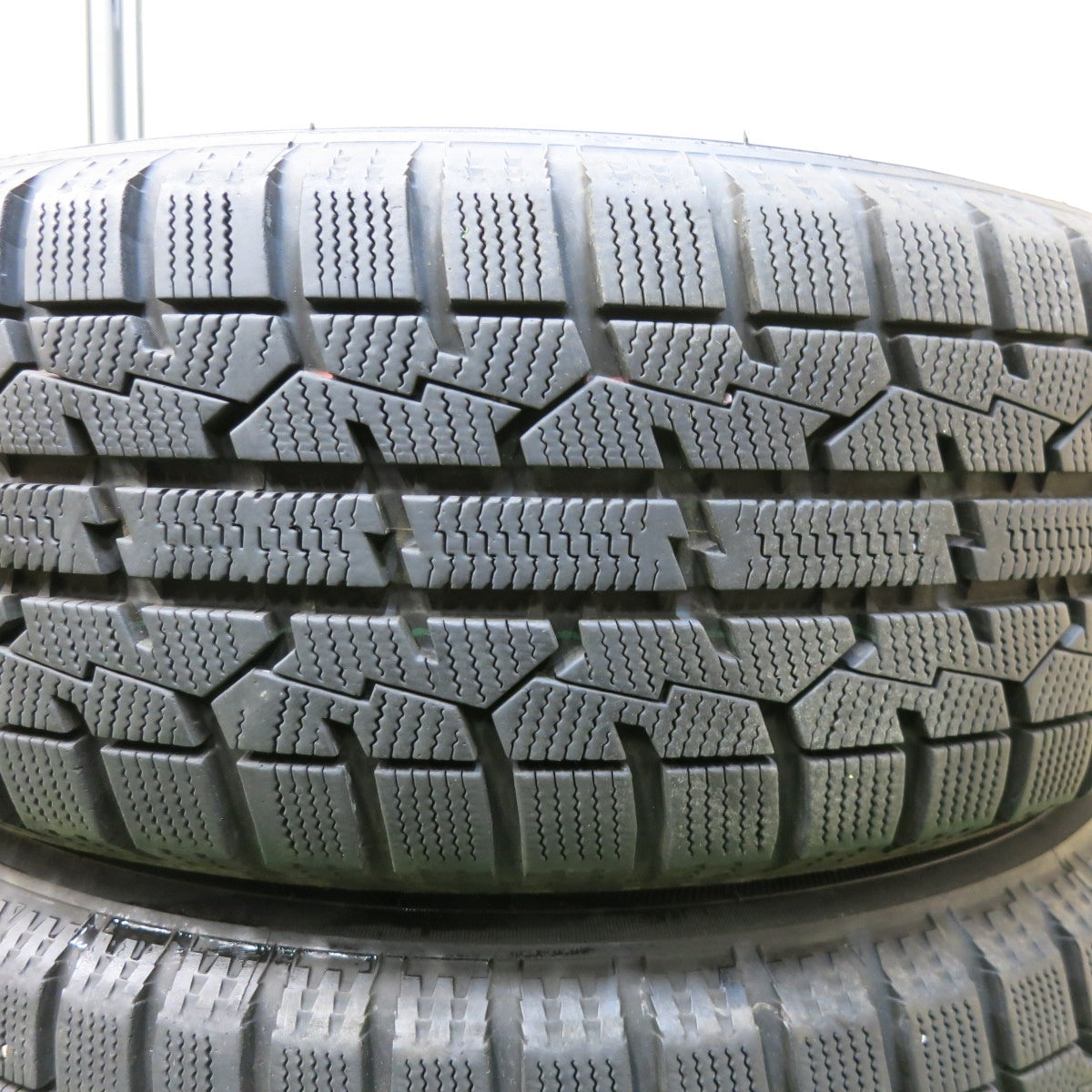 [送料無料] バリ溝！22年！キレイ！9.5分以上★シエンタ 等 185/60R15 スタッドレス トーヨー オブザーブ ガリット GIZ SG-E 15インチ PCD100/5H★4121111SYス