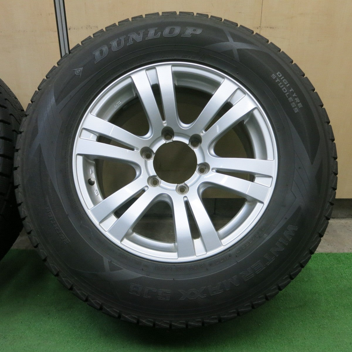 *送料無料* バリ溝！キレイ！9.5分★ランクル 等 265/65R17 スタッドレス ダンロップ ウインターマックス SJ8 社外 アルミ PCD139.7/6H★4070101ナス