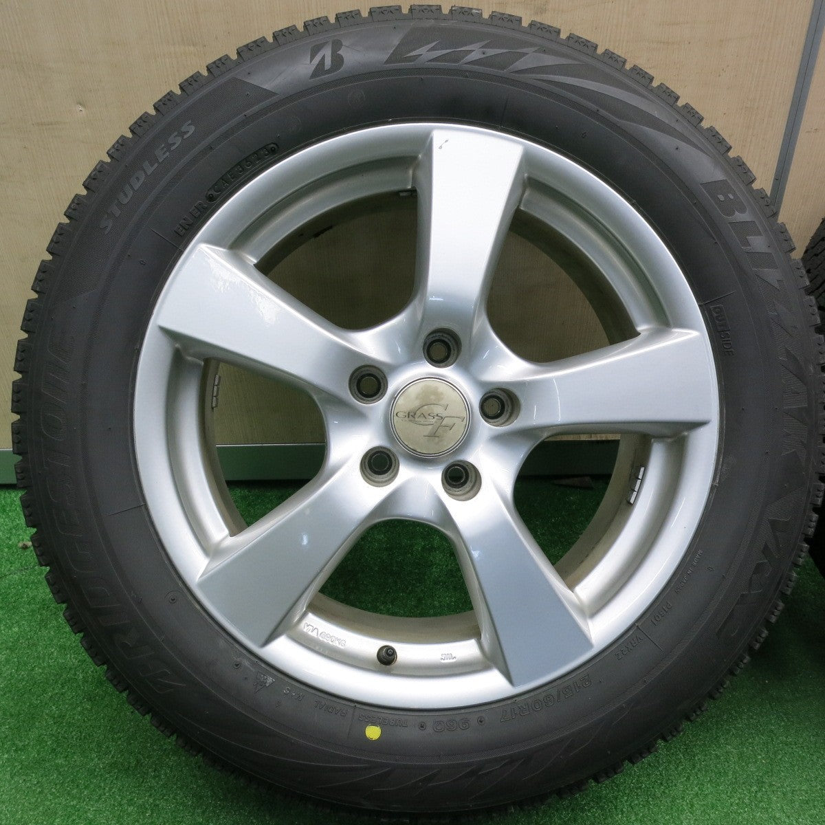 [送料無料] バリ溝！23年！キレイ！ほぼ10分★スタッドレス 215/60R17 ブリヂストン ブリザック VRX2 GRASS グラス 17インチ PCD114.3/5H★4120611TNス