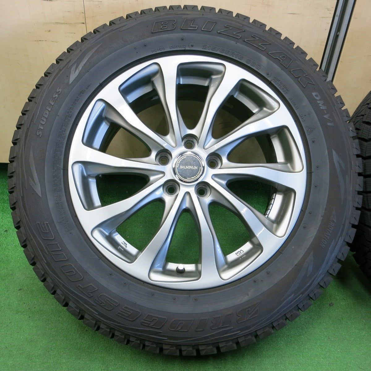 *送料無料* バリ溝！22年！キレイ！9.5分以上★フォレスター等 215/65R16 スタッドレス ブリヂストン ブリザック DM-V1 BALMINUM バルミナ PCD100/5H★4051402イス