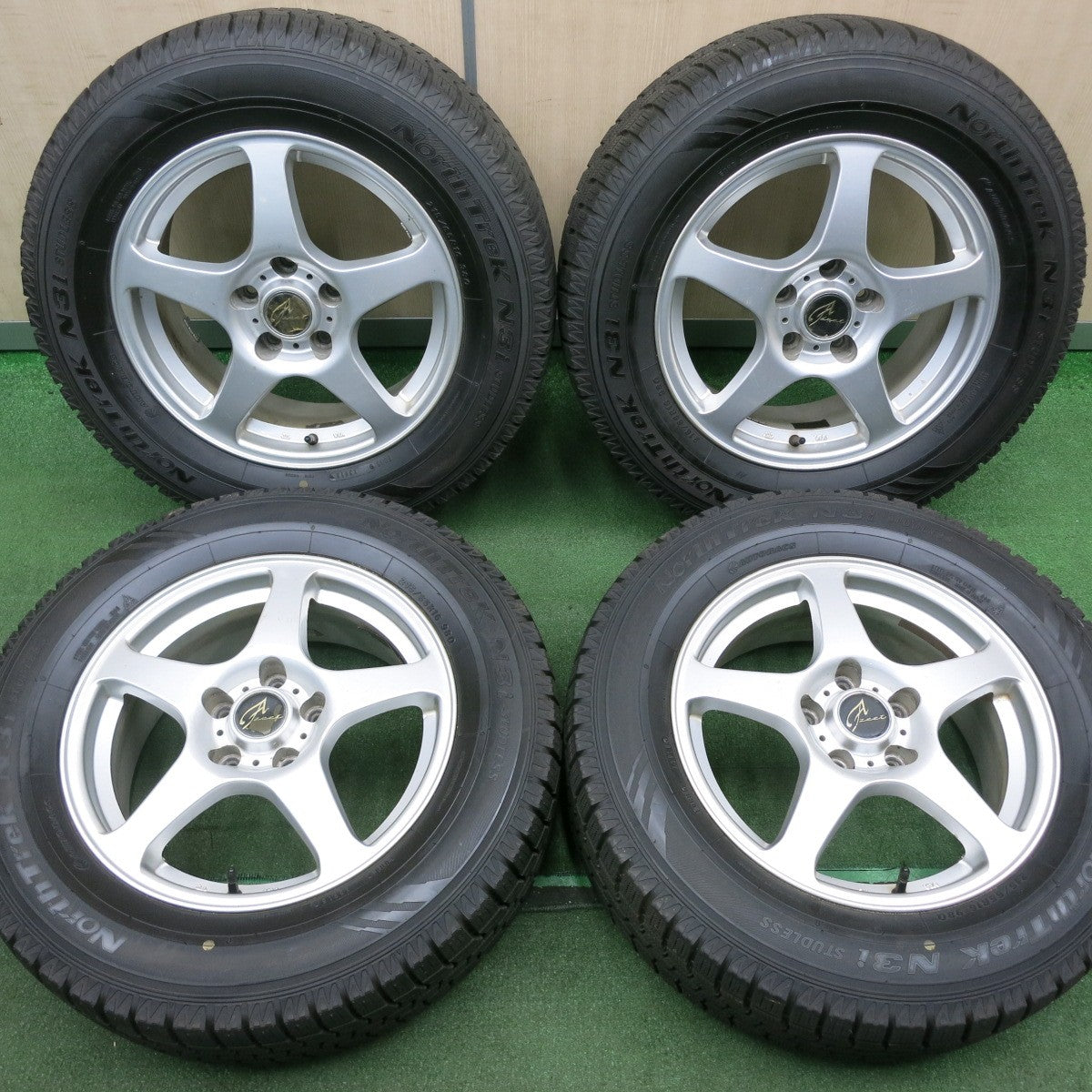 *送料無料* バリ溝！ほぼ10分★スタッドレス 215/65R16 オートバックス ノーストレック N3i Azeet 16インチ PCD114.3/5H★4040305NJス