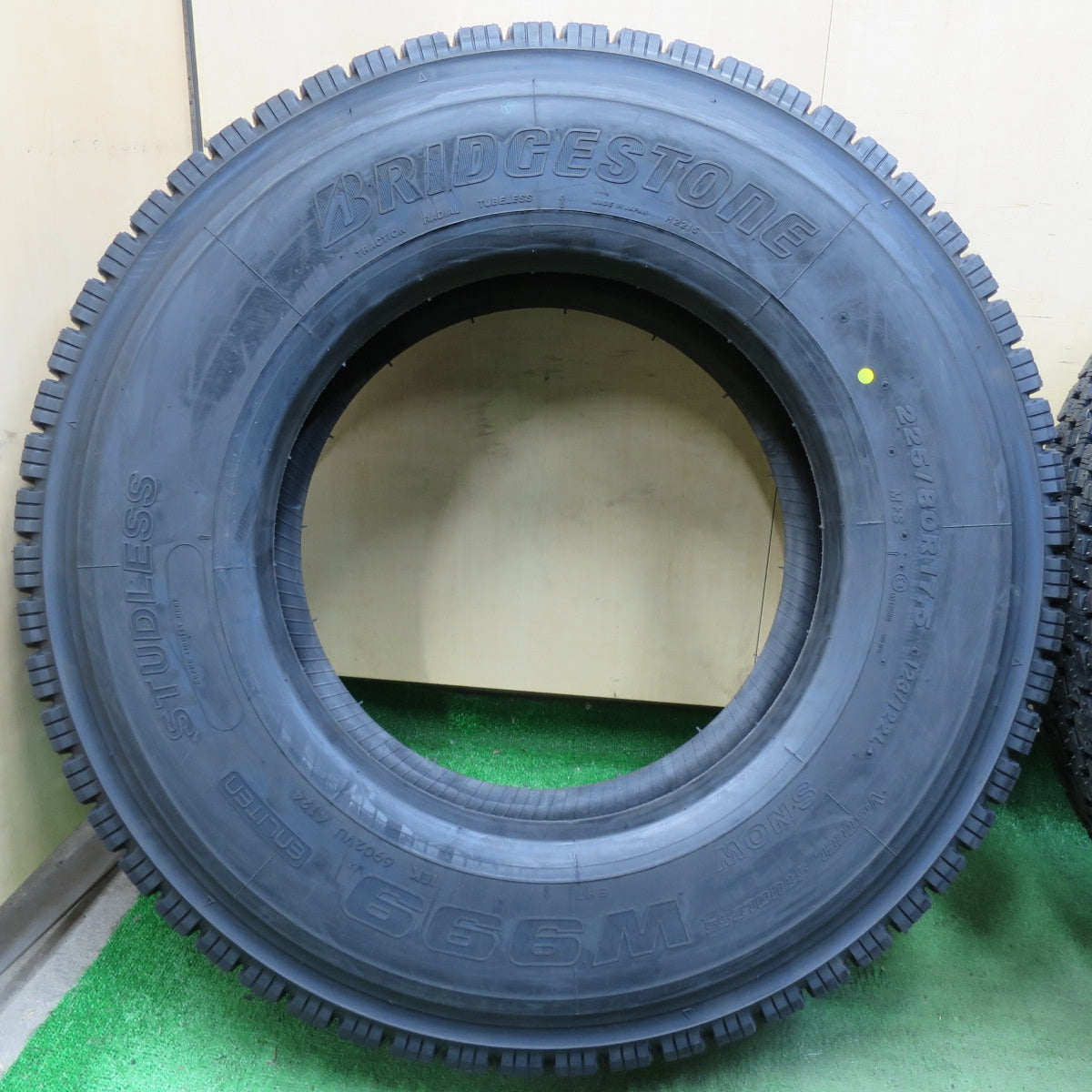 [送料無料] 未使用！24年★トラック タイヤ 225/80R17.5 123/122L スタッドレス ブリヂストン W999 17.5インチ★5012908イスタ