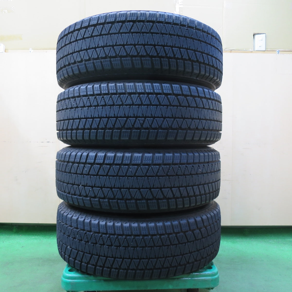 [送料無料] バリ溝！キレイ！9分★スタッドレス 225/65R17 ブリヂストン ブリザック DM-V3 ECO FORME エコフォルム 17インチ PCD114.3/5H★5011708イス