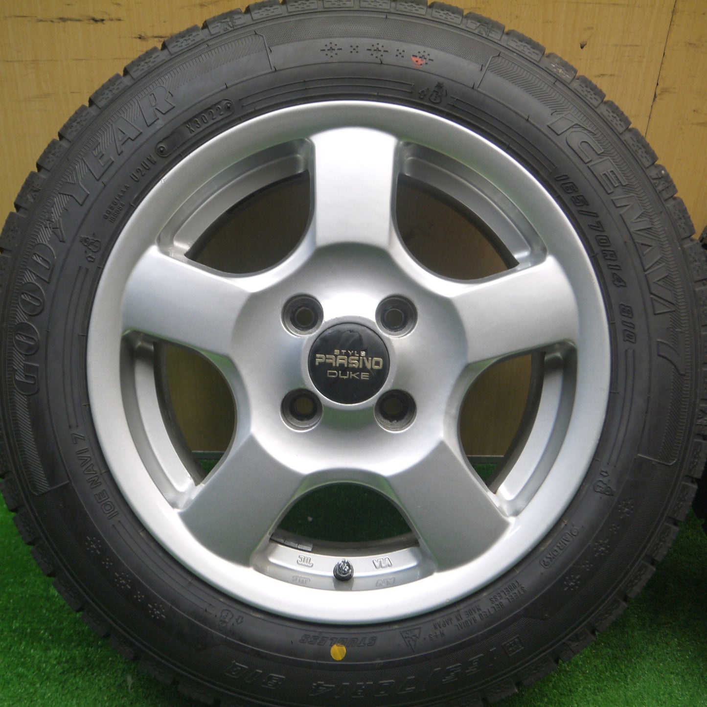 [送料無料] 超バリ溝！22年！ほぼ10分★スタッドレス 165/70R14 グッドイヤー アイスナビ7 STYLE PRASINO DUKE 14インチ PCD100/4H★4102906Hス