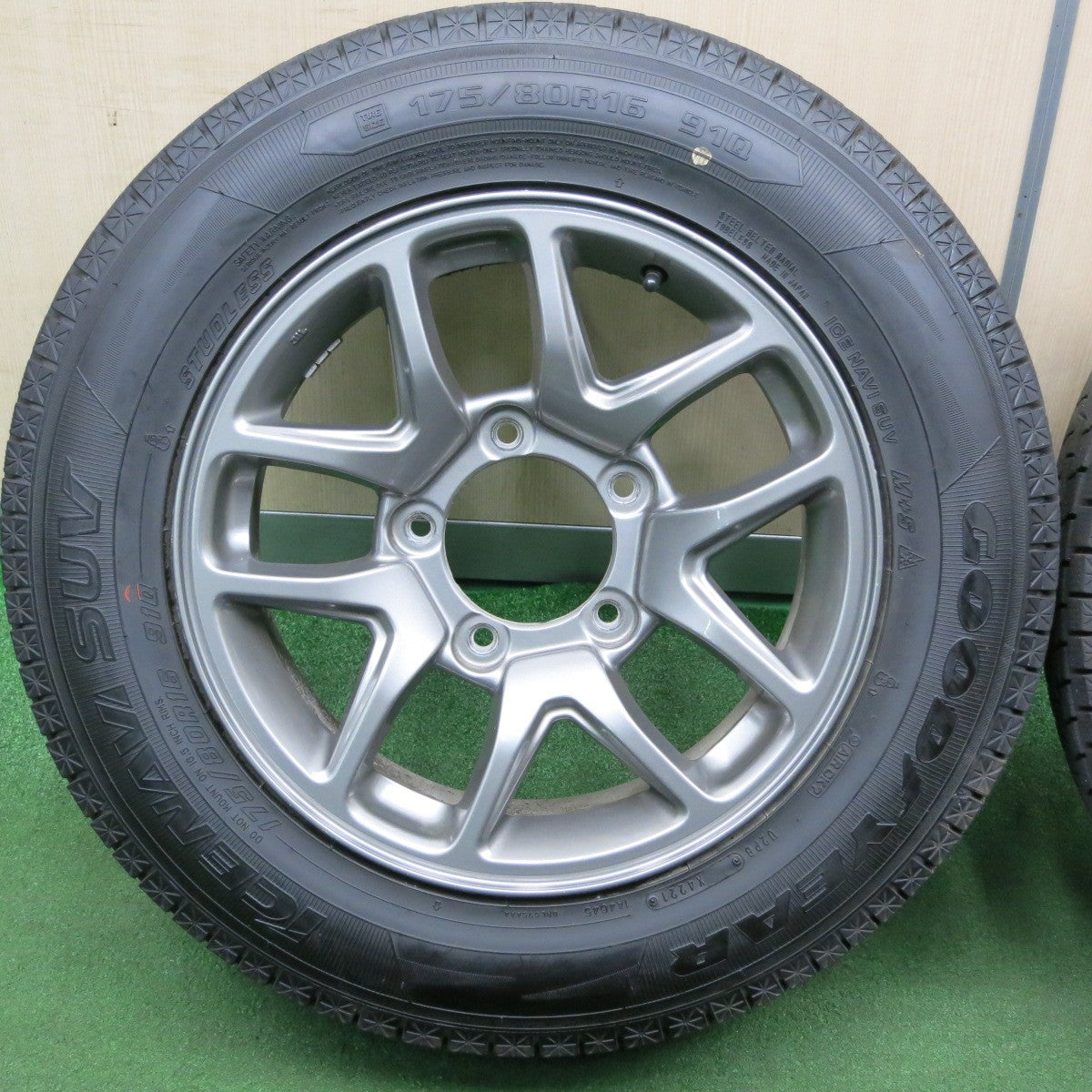 *送料無料* バリ溝！21年！9.5分★スズキ ジムニー 純正 ENKEI 175/80R16 スタッドレス グッドイヤー アイスナビ SUV エンケイ PCD139.7/5H★4040902TNス