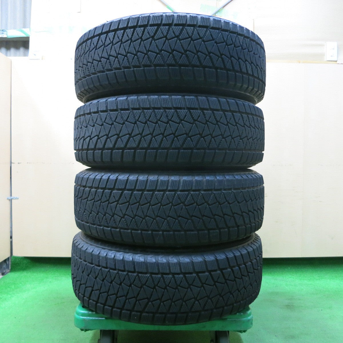 *送料無料* バリ溝！キレイ！8.5分★スタッドレス 225/65R17 ブリヂストン ブリザック DM-V2 TOPRUN トップラン 17インチ  PCD114.3/5H★4041605イス