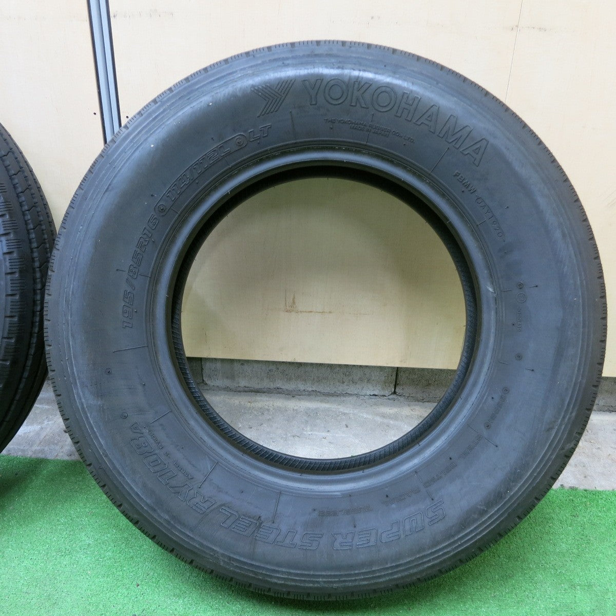 *送料無料* バリ溝！20年！9分★トラック タイヤ 195/85R16 114/112L ヨコハマ SUPER STEEL RY108A 16インチ★4060404ナノタ