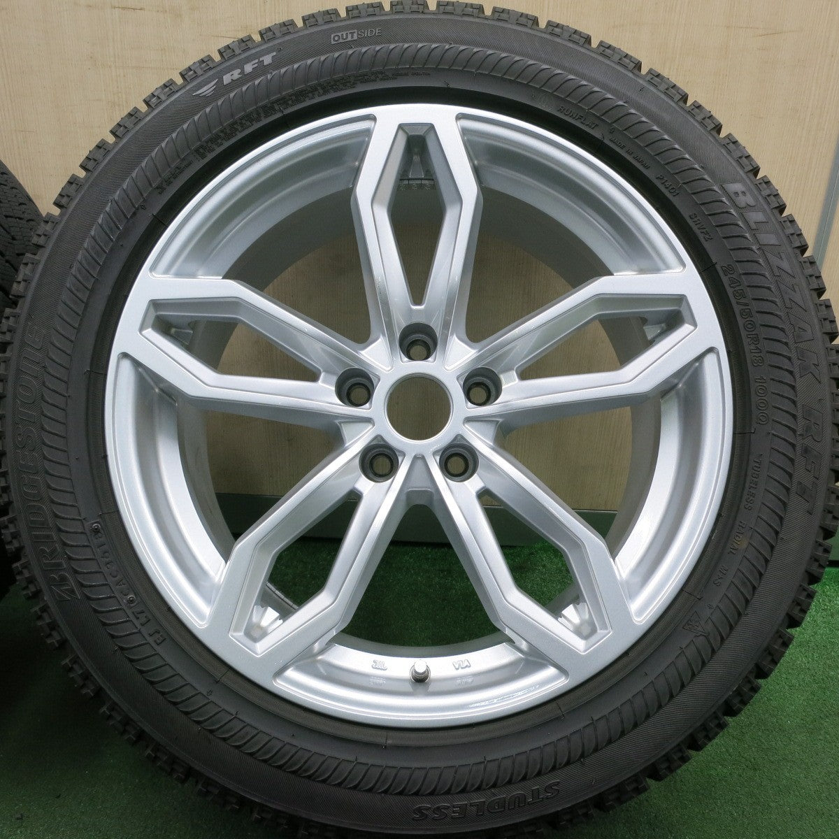 *送料無料* バリ溝！キレイ！9.5分★ベンツ 等 AGA TAS 245/50R18 スタッドレス ブリヂストン ブリザック RFT 18インチ PCD112/5H★4053103HAス