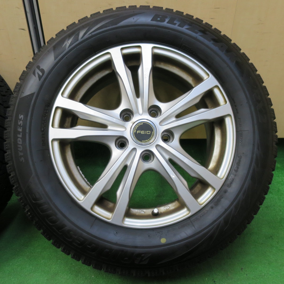 *送料無料* バリ溝！21年！9.5分★スタッドレス 215/60R16 ブリヂストン ブリザック VRX2 FEID 16インチ PCD114.3/5H★4062706イス