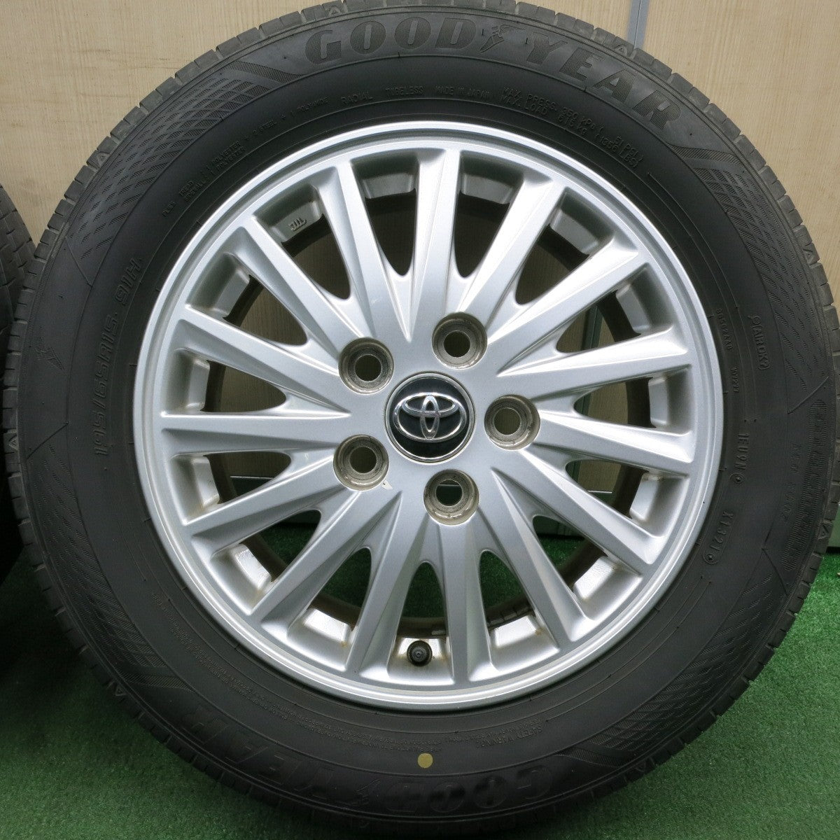 *送料無料* バリ溝！21年！9.5分★トヨタ 80系 ヴォクシー ノア 純正 195/65R15 グッドイヤー EfficIentGrip ECO EG02 PCD114.3/5H★4051005HAノ