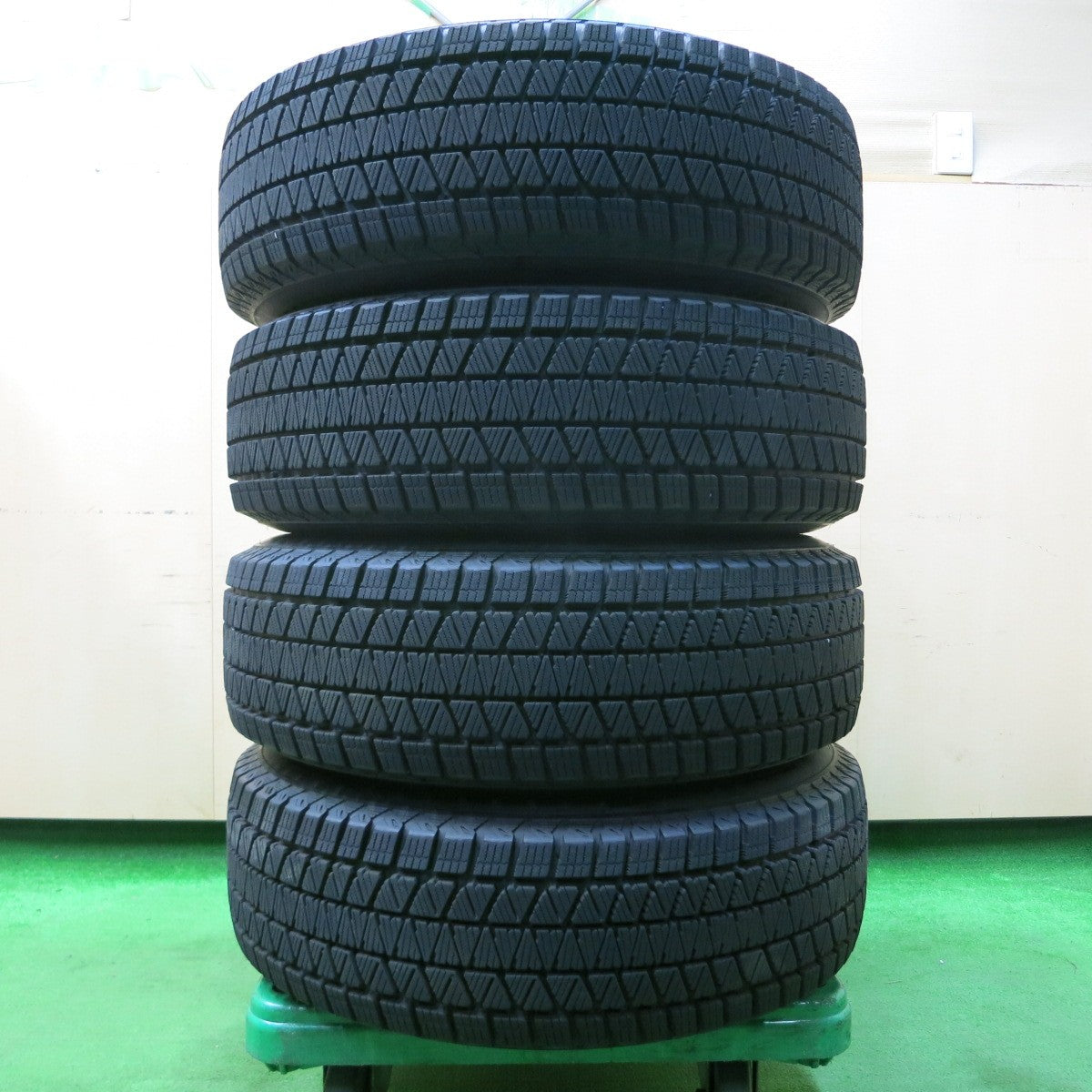 *送料無料* バリ溝！キレイ！9.5分★スタッドレス 215/70R16 ブリヂストン ブリザック DM-V3 WAREN ヴァーレン 16インチ PCD114.3/5H★4042920イス