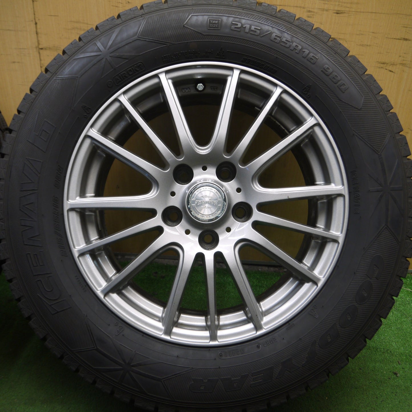 *送料無料* バリ溝！キレイ！9.5分★スタッドレス 215/65R16 グッドイヤー アイスナビ6 ravrion selzer ラブリオン 16インチ PCD114.3/5H★4040211Hス