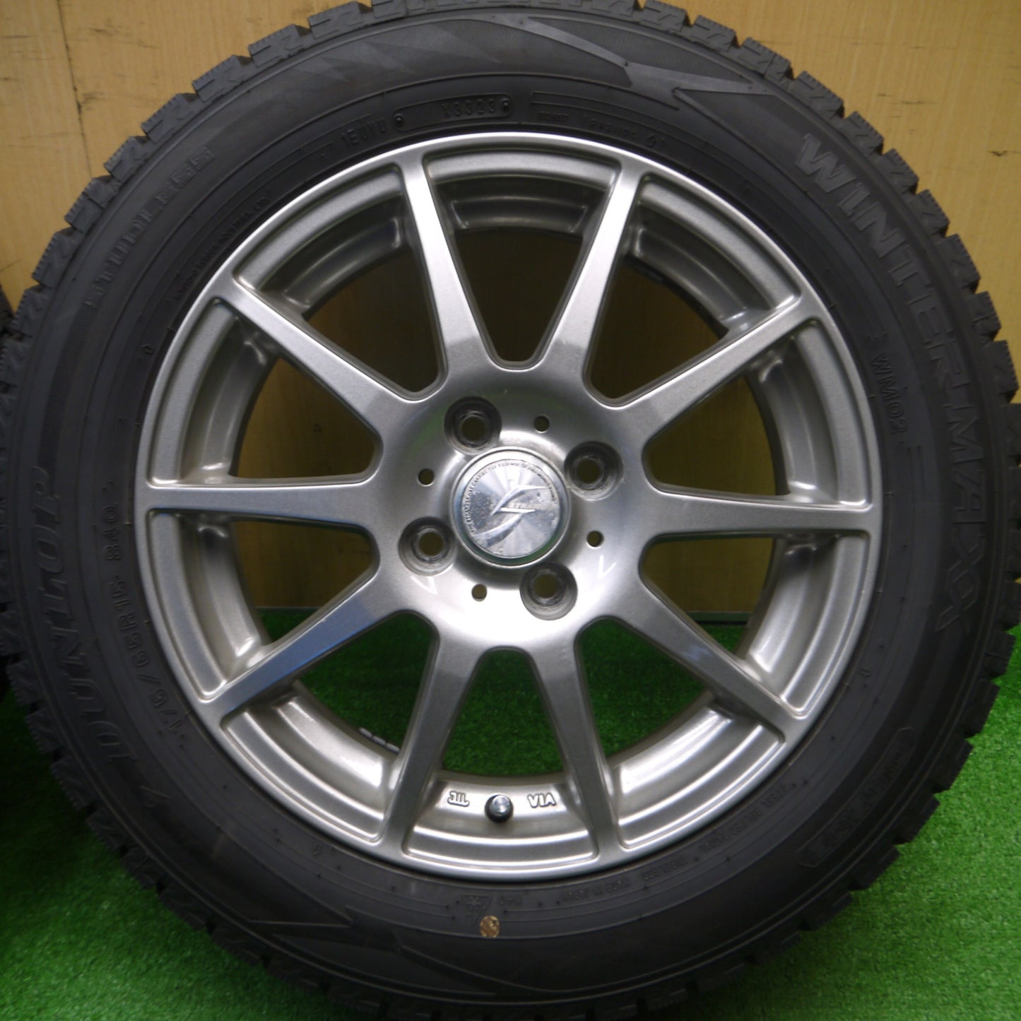 [送料無料] バリ溝！23年！9.5分以上★スタッドレス 175/65R15 ダンロップ ウインターマックス WM02 STRANGER ストレンジャー 15インチ PCD100/4H★4102101Hス