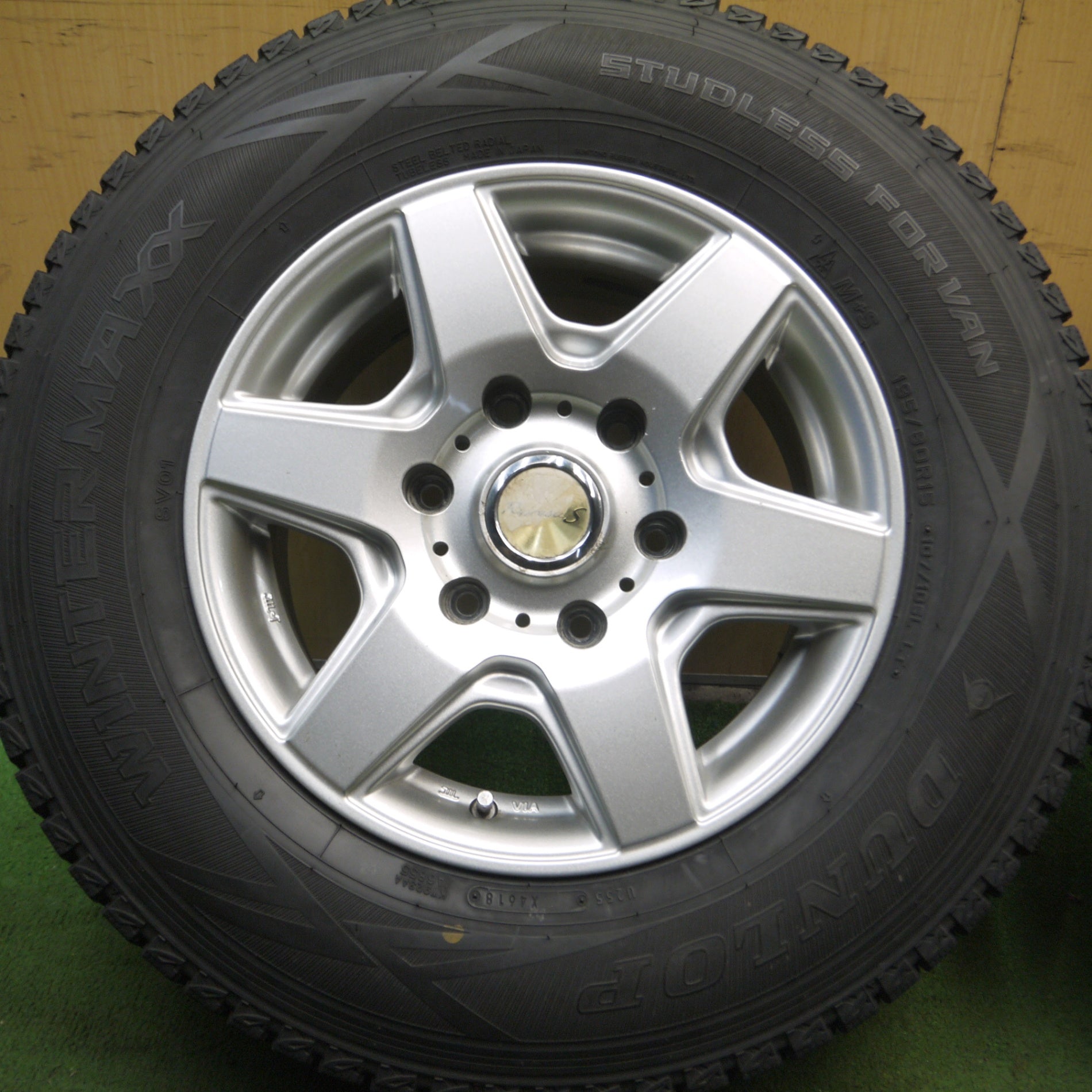 *送料無料* バリ溝！9.5分★ハイエース等 195/80R15 スタッドレス ダンロップ ウインターマックス SV01 Ripresa S  リプレーザ PCD139.7/6H★4040912Hス