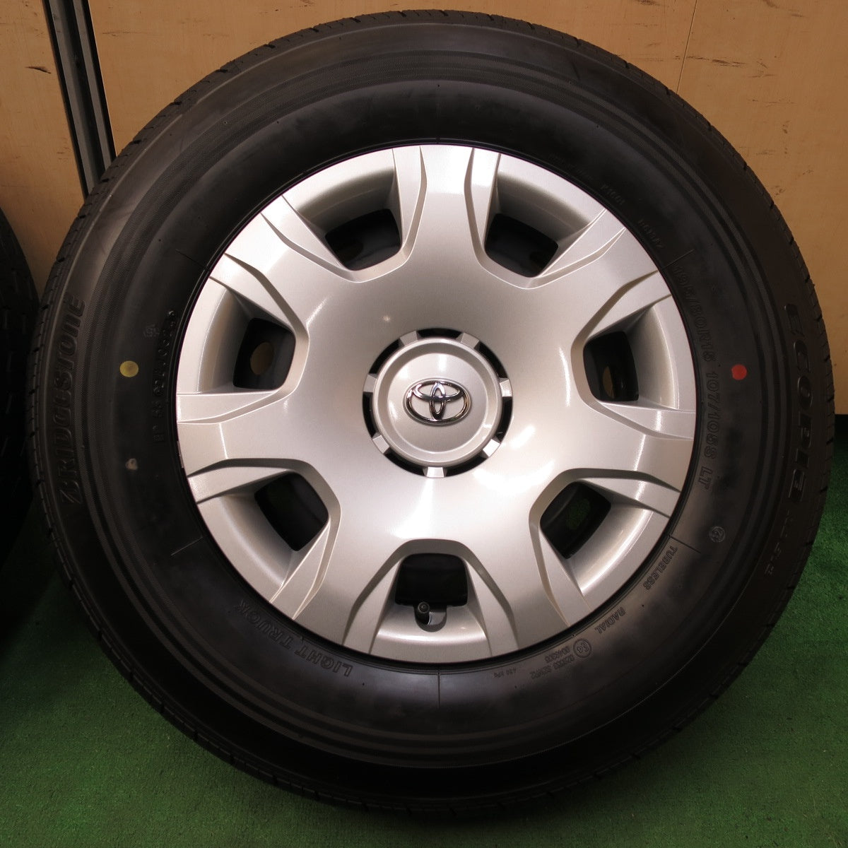 *送料無料* 新車外し！24年★トヨタ 200系 ハイエース 純正 スチール 195/80R15 107/105S ブリヂストン エコピア RD613 PCD139.7/6H★4081703イノ