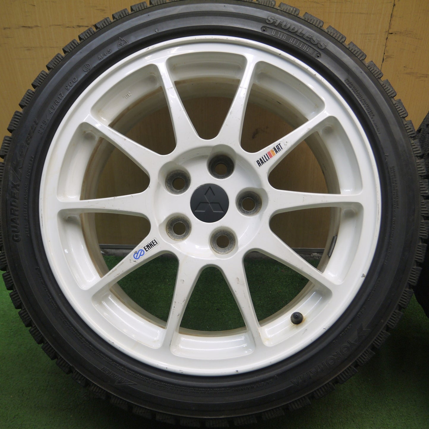 *送料無料* バリ溝！8.5分★希少！三菱 ランエボ トミーマキネンエディション ENKEI 225/45R17 スタッドレス PCD114.3/5H★4050703Hス