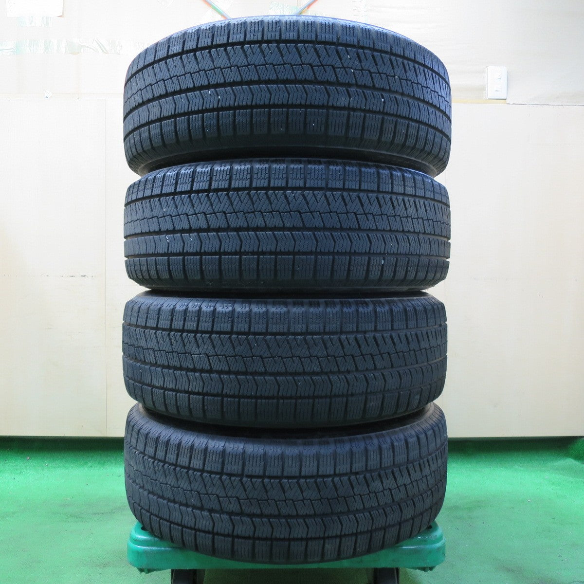 *送料無料* バリ溝！21年！9.5分★スタッドレス 215/60R16 ブリヂストン ブリザック VRX2 FEID 16インチ PCD114.3/5H★4062706イス